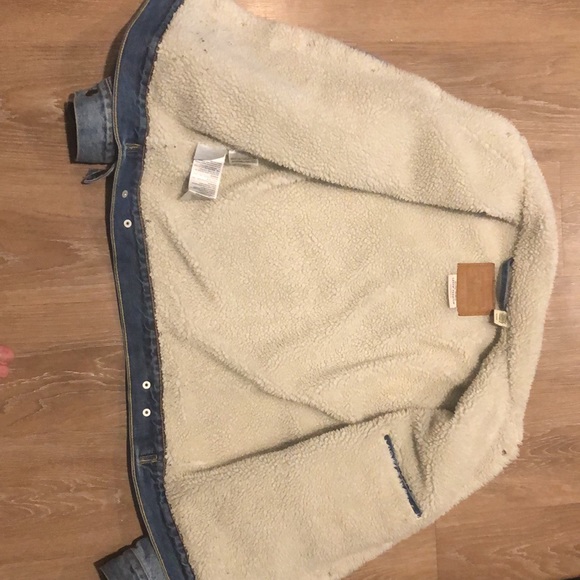 Levi’s medium wash denim jacket. Worn a few times - Picture 3 of 4